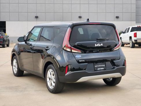 Certified 2025 Kia Soul LX w/ LX Technology Package FWD image 5