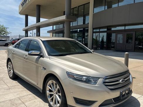 Used 2018 Ford Taurus Limited w/ Driver Assist Package FWD image 3