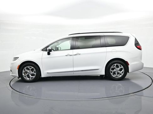 Used 2023 Chrysler Pacifica Limited FWD image 9