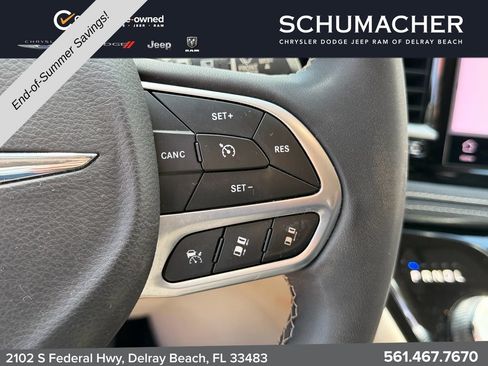 Used 2023 Chrysler Pacifica Touring-L FWD image 23