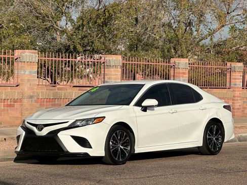 Used 2018 Toyota Camry SE image 1
