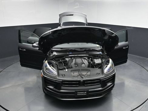 Certified 2025 Porsche Macan AWD/4WD image 32