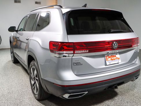 Used 2024 Volkswagen Atlas SE AWD/4WD image 9