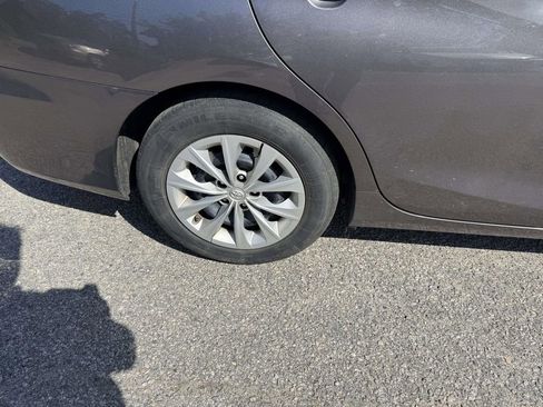 Used 2015 Toyota Camry LE image 9