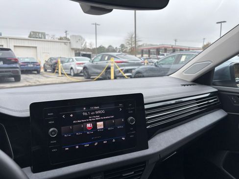 Used 2025 Volkswagen Jetta SE image 35