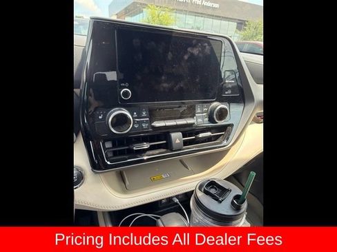 Used 2023 Toyota Highlander XLE FWD image 4