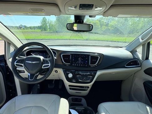 Used 2017 Chrysler Pacifica Touring-L Plus FWD image 14