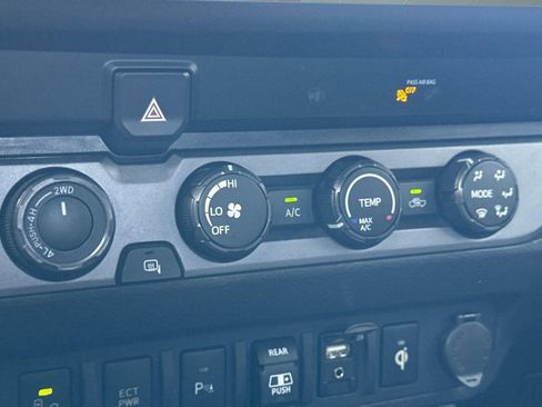 Used 2019 Toyota Tacoma TRD Off-Road w/ Technology Package AWD/4WD image 18