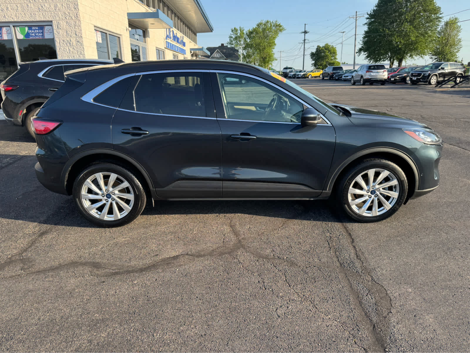 Used 2022 Ford Escape Titanium w/ Titanium Elite Package AWD/4WD image 2
