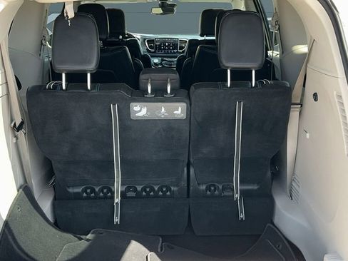 Used 2021 Chrysler Pacifica Touring-L w/ Uconnect Theater Family Group image 15