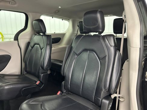 Used 2022 Chrysler Pacifica Touring-L FWD image 28