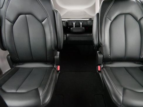 Used 2024 Chrysler Pacifica Touring-L image 13