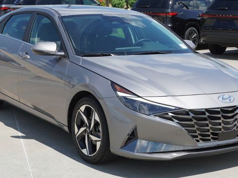 Used 2023 Hyundai Elantra Limited w/ Cargo Package FWD image 3