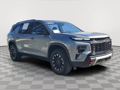 Used 2025 Chevrolet Traverse Z71 image 2