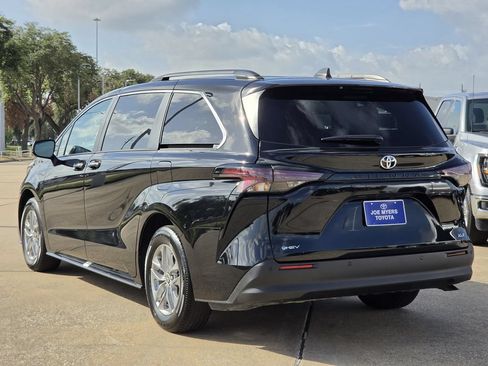 Used 2026 Toyota Sienna XLE FWD image 7