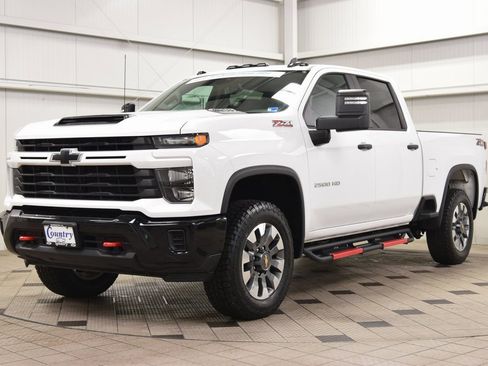 Used 2024 Chevrolet Silverado 2500 Custom w/ Custom Value Package image 3