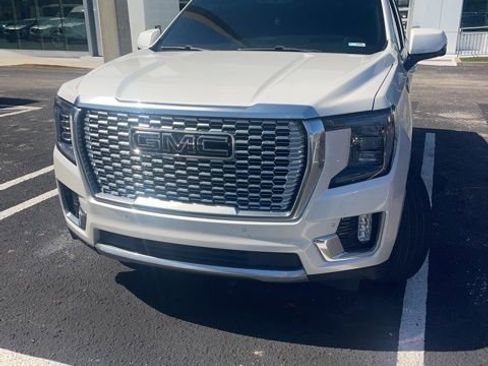 Used 2022 GMC Yukon XL Denali AWD/4WD image 1