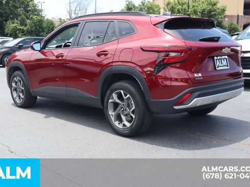 Used 2025 Chevrolet Trax LT w/ LT Convenience Package FWD image 9