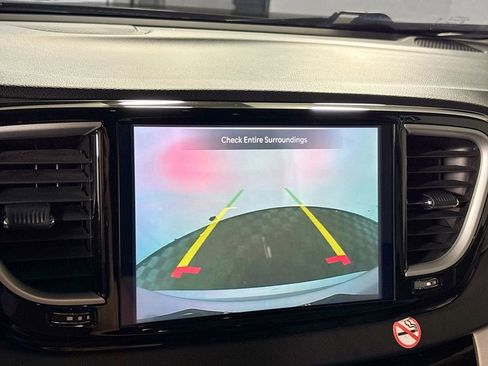 Used 2024 Chrysler Pacifica Touring-L image 16