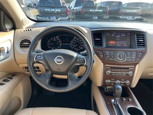 Used 2018 Nissan Pathfinder Platinum image 11