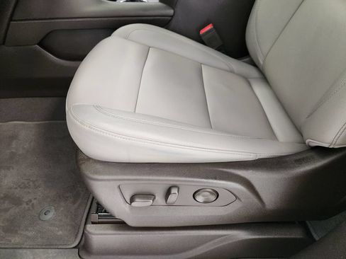 Used 2022 Chevrolet Suburban LT w/ Luxury Package RWD image 23