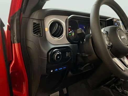Used 2025 Jeep Wrangler Unlimited Sahara w/ Safety Group AWD/4WD image 31
