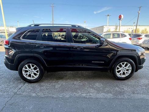 Used 2018 Jeep Cherokee Latitude w/ Cold Weather Group image 5