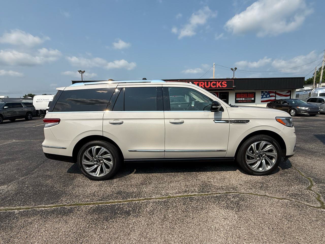 Used 2022 Lincoln Navigator Reserve AWD/4WD image 3