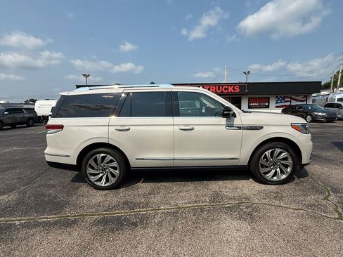 Used 2022 Lincoln Navigator Reserve AWD/4WD image 3