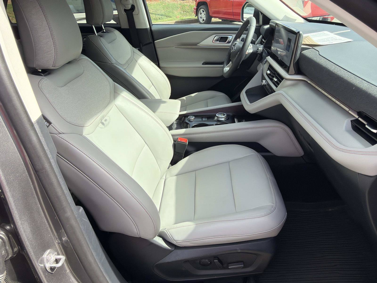 Used 2025 Ford Explorer Active w/ Active Comfort Package RWD image 14