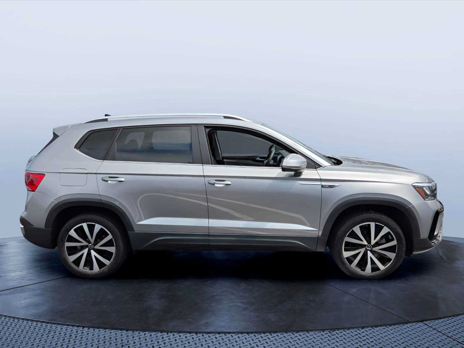 Used 2023 Volkswagen Taos SE FWD image 2