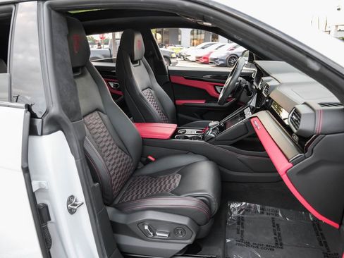 Used 2022 Lamborghini Urus AWD/4WD image 44