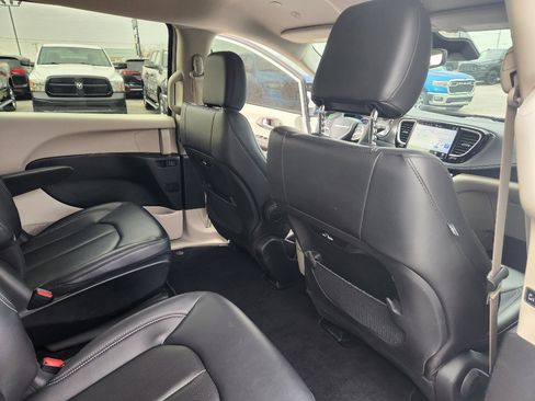 Used 2023 Chrysler Pacifica Touring-L image 19