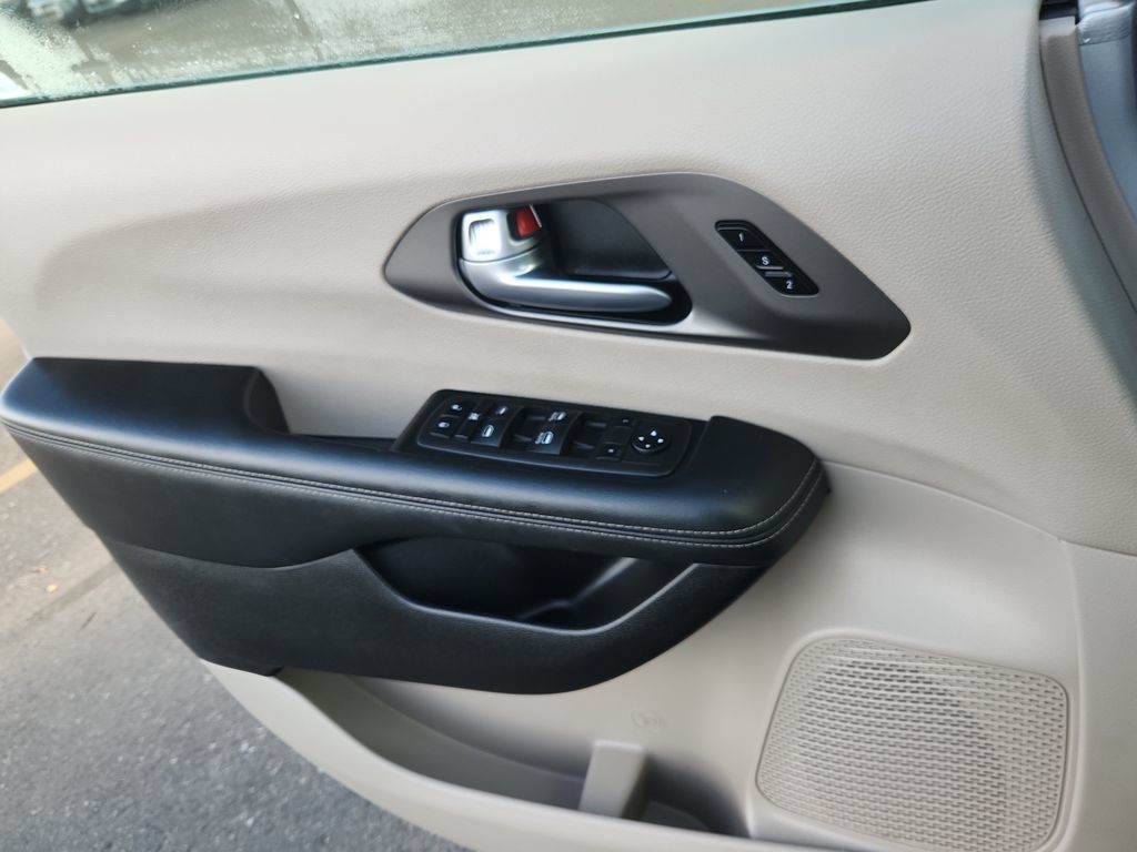 Used 2024 Chrysler Pacifica Touring-L FWD image 9