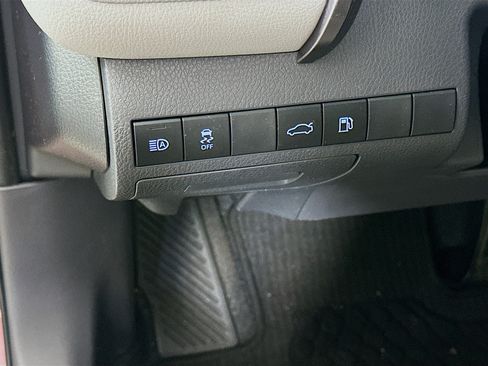 Used 2018 Toyota Camry XSE FWD image 17
