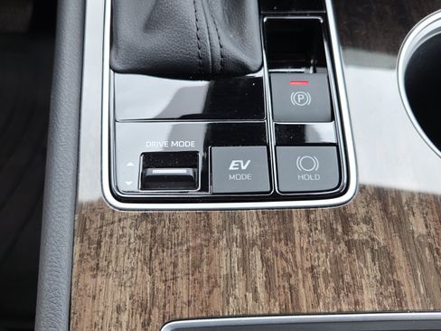 Certified 2025 Toyota Sienna Platinum AWD/4WD image 28