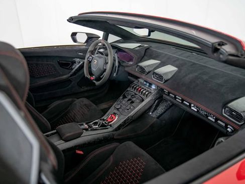 Used 2018 Lamborghini Huracan Performante AWD/4WD image 25