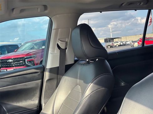 Used 2022 Toyota Highlander XLE image 14