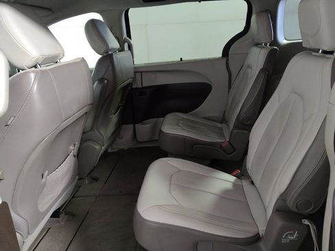 Used 2021 Chrysler Voyager Lxi FWD image 18