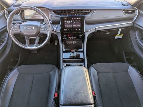 Used 2024 Jeep Grand Cherokee Altitude image 27