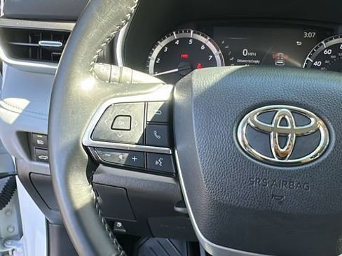 Used 2023 Toyota Highlander XLE AWD/4WD image 16