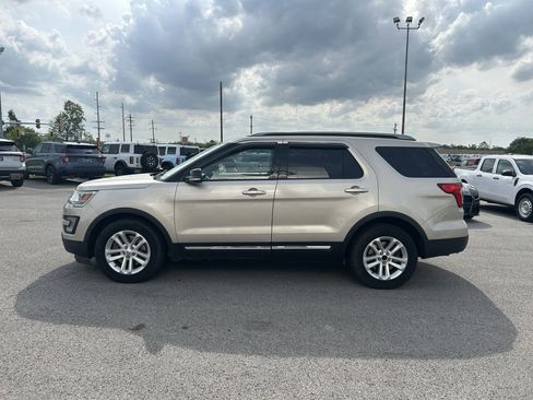 Used 2017 Ford Explorer XLT w/ Equipment Group 202A image 4