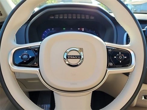 Certified 2025 Volvo XC90 T8 Plus w/ Protection Package Premier image 27