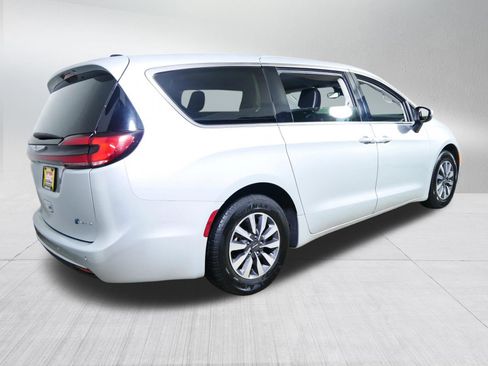 Used 2023 Chrysler Pacifica Touring-L FWD image 7