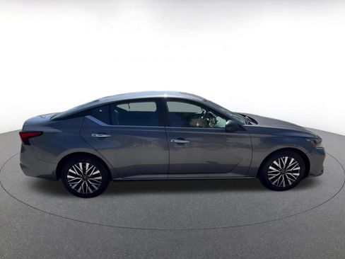 Used 2025 Nissan Altima 2.5 SV FWD image 13