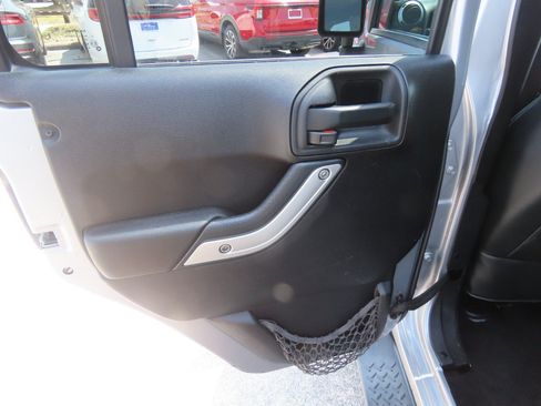 Used 2013 Jeep Wrangler Unlimited Sahara w/ Connectivity Group AWD/4WD image 18
