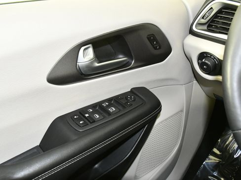 Used 2024 Chrysler Pacifica Touring-L image 32