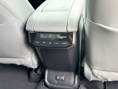 Used 2022 Toyota Highlander XLE FWD image 18