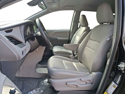 Used 2020 Toyota Sienna L image 14