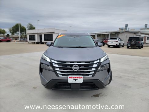 Used 2024 Nissan Rogue SV w/ SV Premium Package image 2